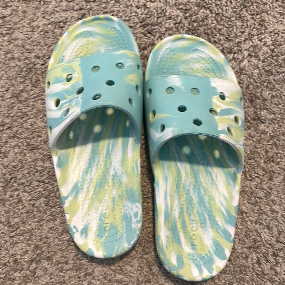 Crocs Iconic comfort slides. M8, W10